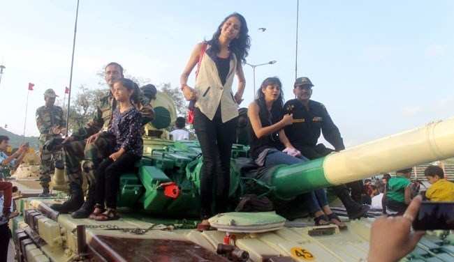 [Photos] Udaipurites flock to see Army Tanks and Artilleries
