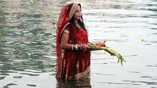 Devotees perform Chhath Poojan at Lakes