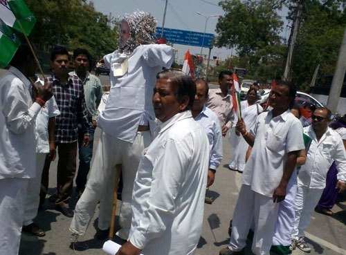 PM Modi’s effigy burnt in protest against Land Acquisition Bill