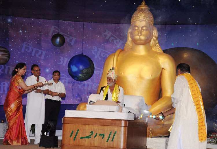 Hema Malini, Kailash Kher attend Murari Bapu's Ram Katha