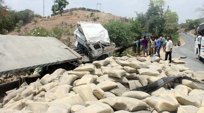 2 Injure as Truck rolls over at Jaisamand Road