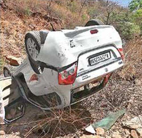 Car falls down Ubeshwarji ghata in reverse mode