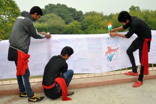 Badlaav Group presents 65m inscribed cloth to Indian Soldiers