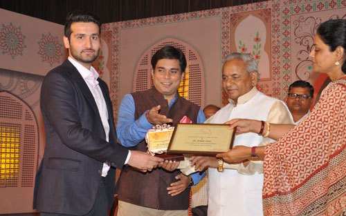 Governor of Rajasthan Felicitates Vivek Patni of Wonder Cement