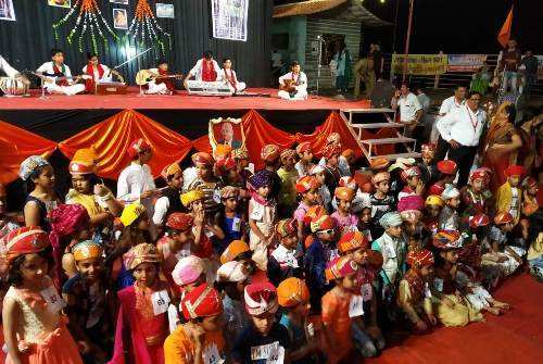Enthusiastic kids participate in turban-tying competition at Fatehsagar
