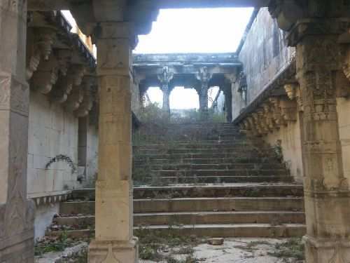 Stepwell in Mavli, a neglected testimony of the Medieval Era