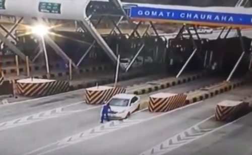 [Video] Car hits toll plaza worker to avoid toll fee