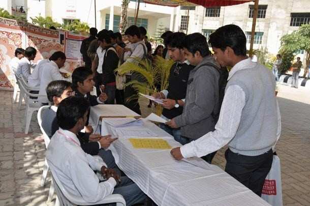 Hundreds receive offer letters in Job Fair 2012
