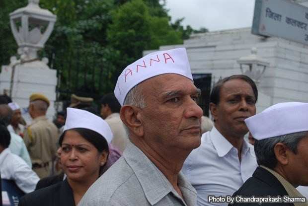 Anna supporters shaves head, Udaipur stands against corruption