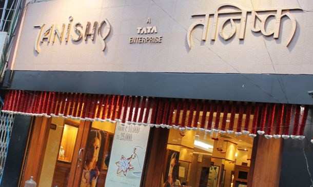 Tanishq Showroom reports Rs. 2.5 Lac theft, Suspects caught on CCTV