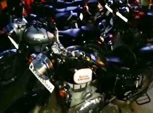 ट्रैफिक पुलिस ने बीस स्टंटबाज़ो की बुलेट और बाइक को ज़ब्त किया
