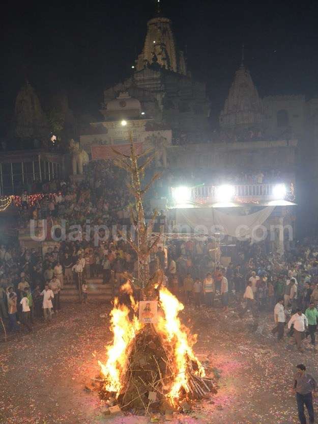 [PHOTOS] Holika-Dahan in Udaipur
