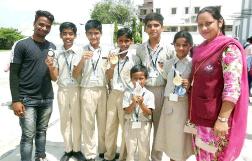 Mount View School students receive medals in Inter School Skating Competition