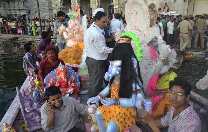 [Photos] Devotees flock to Ghats as Ganpati Visarjan concludes