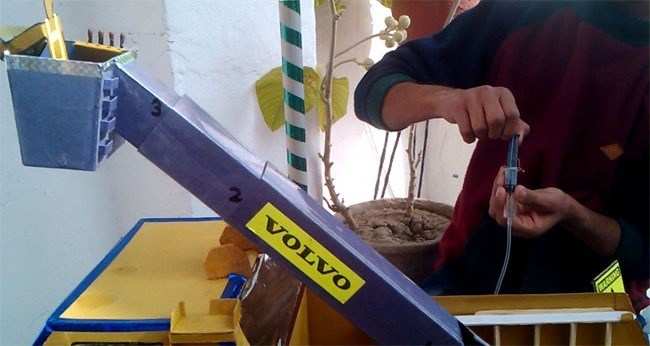 Student of 9th class made working model of Hydraulics Machine