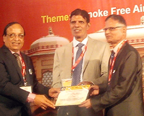 Dr. S.K Luhadia receives award from Indian Chest Society