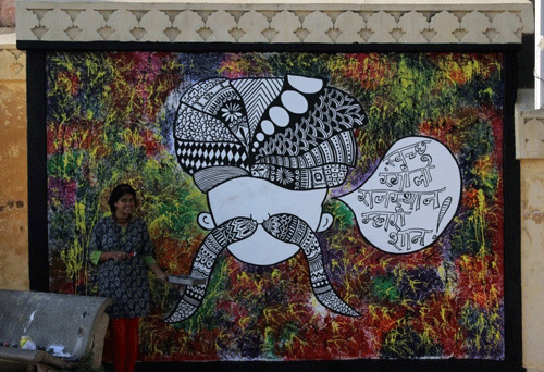 Young artist adds Colors on wall of Fateh Sagar