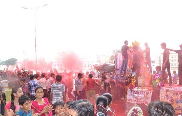 [Pics] Devotees Bid Adieu to Ganesha amid heavy Rain