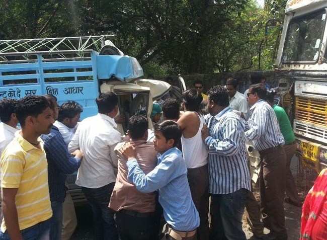 3 Injured in Tempo-Bus collision at Swaroop Sagar Road