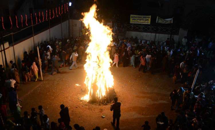 Sindhi Community celebrates 'Laal Loi'