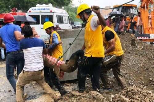 BREAKING NEWS | Four Labourers Die in a Sewerage Pipeline at Manvakheda | Callous attitude of authorities