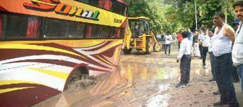 Udaipur roads-Tourist bus loses balance on dug-up road