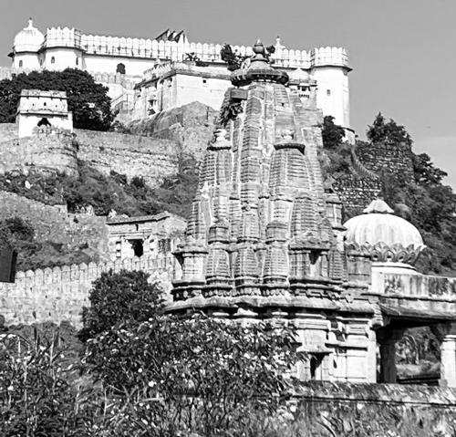 [Photo Story] Traversing the Kumbhalgarh Wall – A Historical Marvel l Pahadi Bidu explore the Aravalis