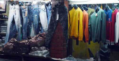 2 arrested for selling ordinary clothes under famous brand tags