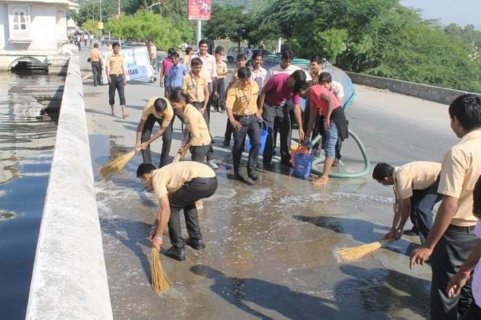 Big Bazaar Staff Cleans Fateh Sagar Paal