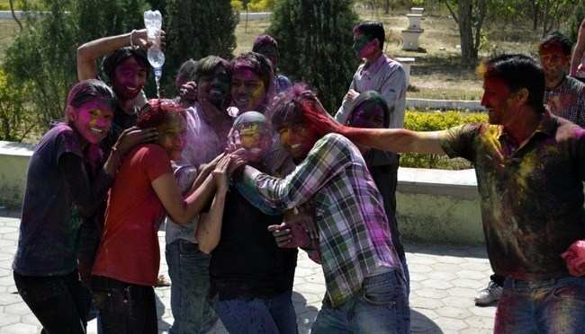 [Photos] Students celebrate Holi before leaving for Hometowns