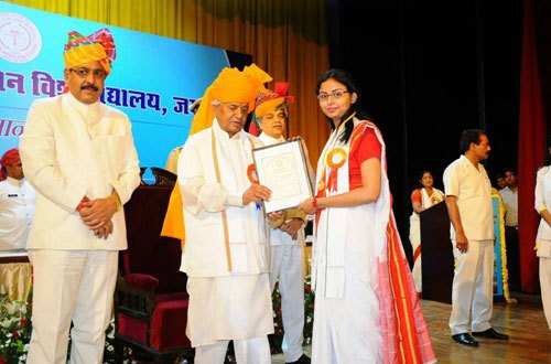 Kavita of GITS gets Gold Medal by Governor