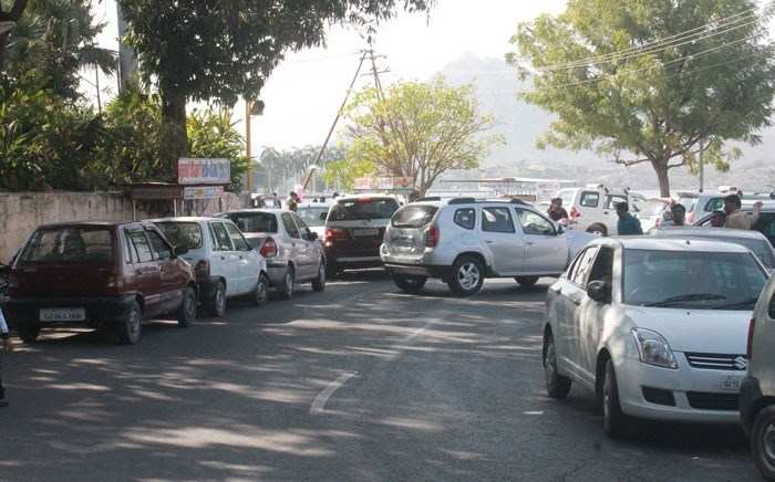 Flood of Tourists disturbs Traffic at Fateh Sagar