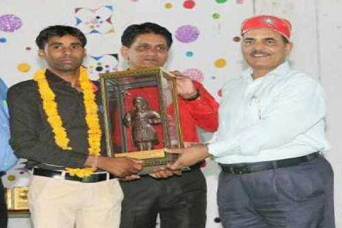 Udaipur man creates a World record in performing Shirshasana