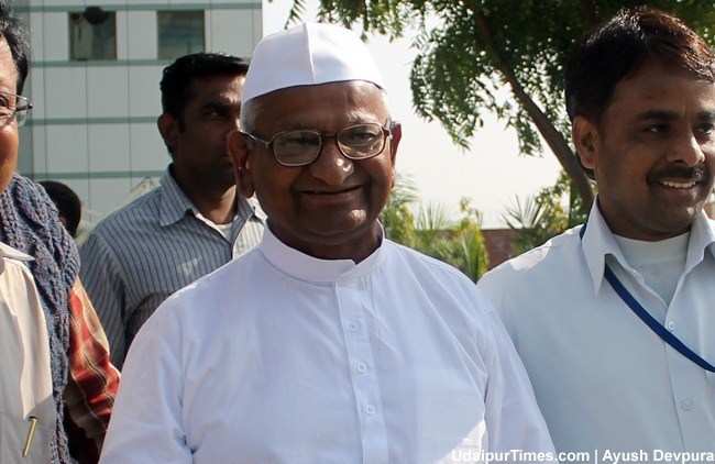 Anna Hazare arrives in Udaipur to attend wedding