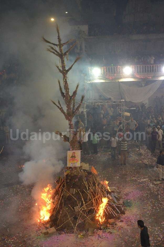 [PHOTOS] Holika-Dahan in Udaipur
