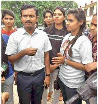 MG College students stop Collector’s car