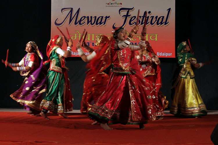 Foreign Couple dress the Rajasthani way on 2nd day of Mewar Festival
