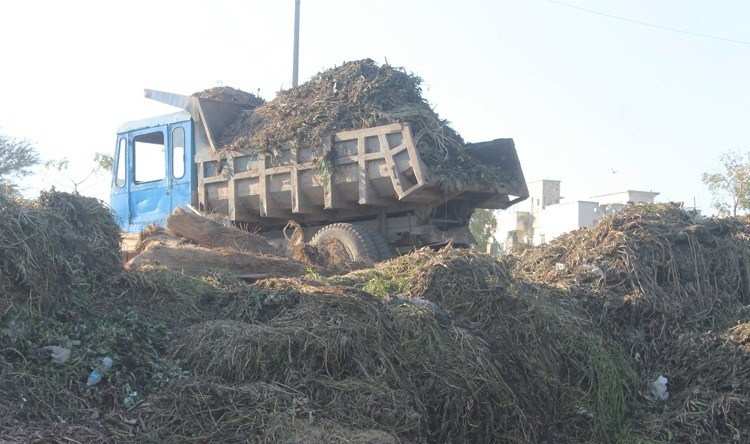 Locals puncture UMC Truck dumping Jalkumbhi at Bhuwana