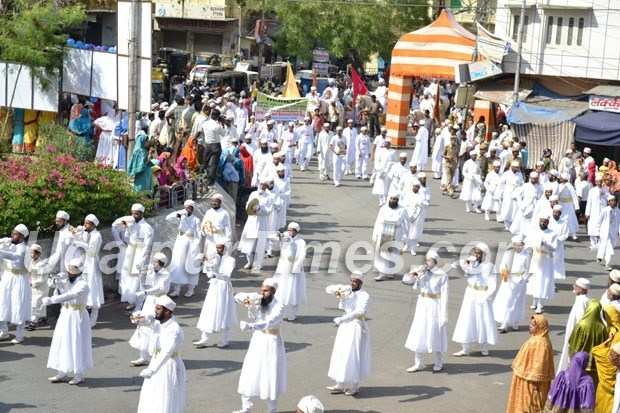 [100+Pics] Mass Procession on 100th Milad of Syedna Saheb