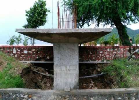 Pedestals in Vibhuti park not a risk for the lake promenade