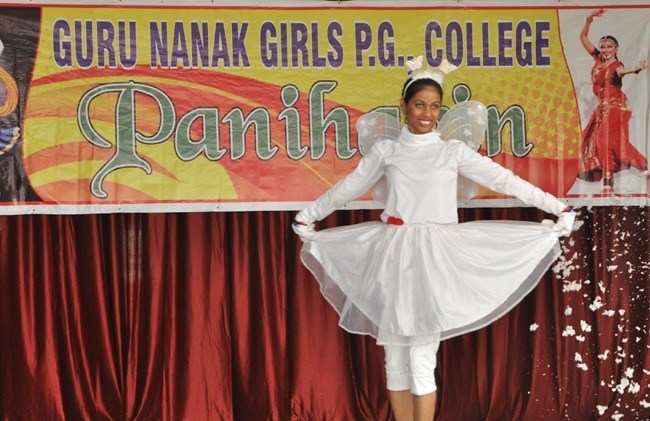 Dance and Songs amuse Audience at 'Paniharin-2013'