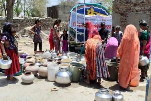 100 टेंकरों से गांवों में हो रही निःशुल्क जलापूर्ति