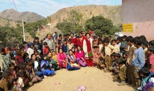 बोहरा यूथ गर्ल्स विंग ने पोपल्टी गांव में स्वेटर, कम्बल और राशन सामग्री बांटी