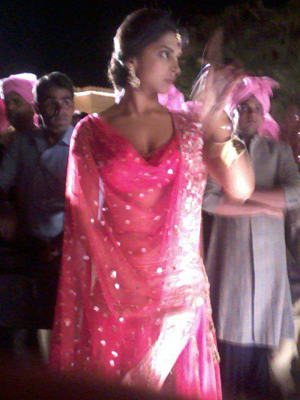 Ranbeer-Deepika shooting pictures leaked on Facebook