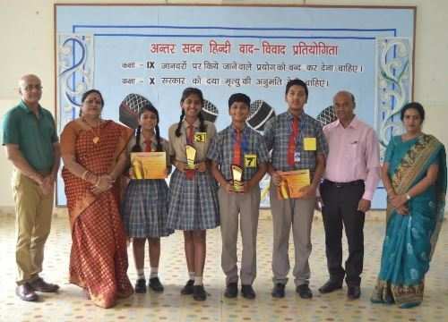 सीड्लिंग स्कूल में हिंदी दिवस पर वाद विवाद प्रतियोगिता