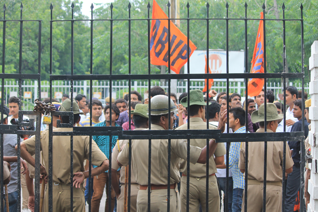 ABVP protest against UPA, warns nationwide movement
