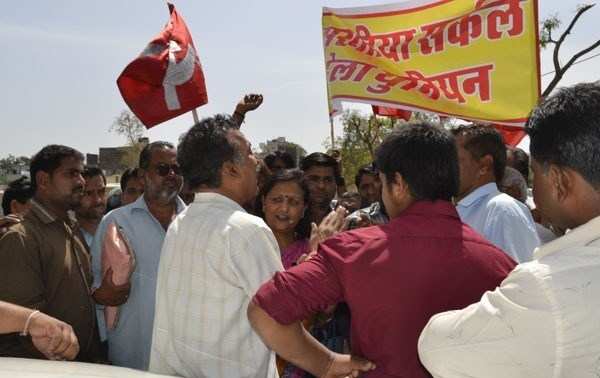 Food Vendors reach Municipal Council anticipating eviction from Sukhadia Circle