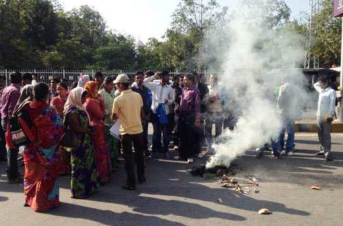 Members of Vidhyarthi Mitra held protest