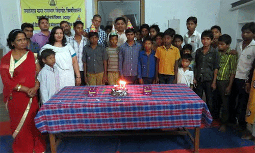 Homeless kids celebrate their birthday with VC