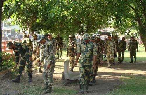 Swachh Bharat: BSF Jawans clean up Public Park